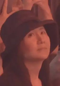 孟晚舟现身刘德华演唱会,被拍到给华仔比心