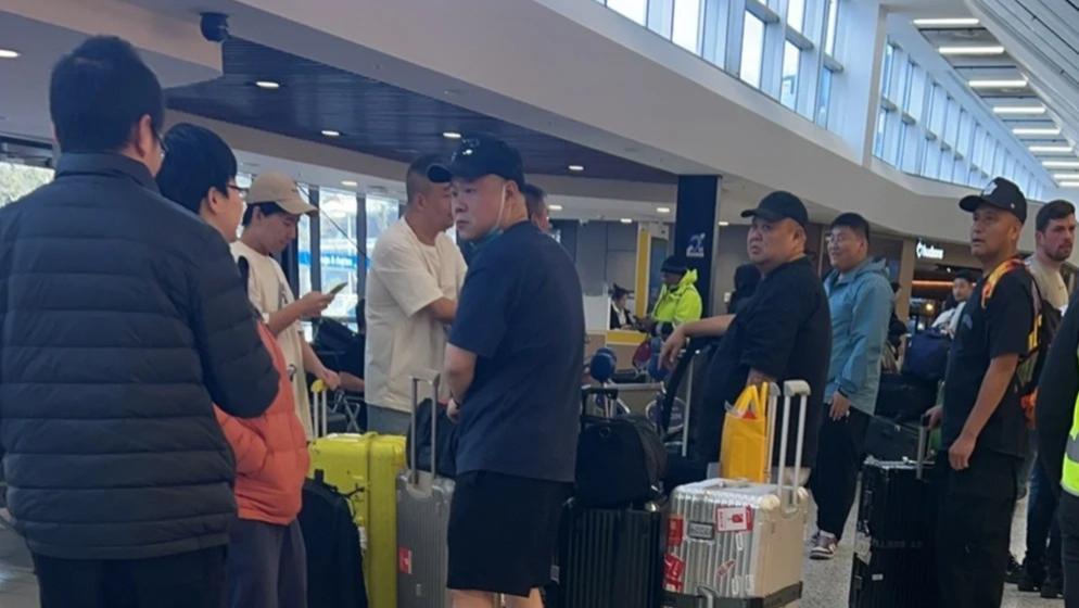 岳云鹏带媳妇墨尔本度假！小岳岳咬笔帽签字，郑敏吃饭霸气侧漏