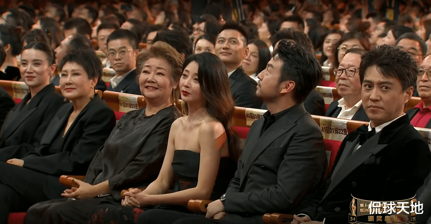 飞天奖颁奖典礼内场:主持人互动太尴尬,众星同框状态高下立见!