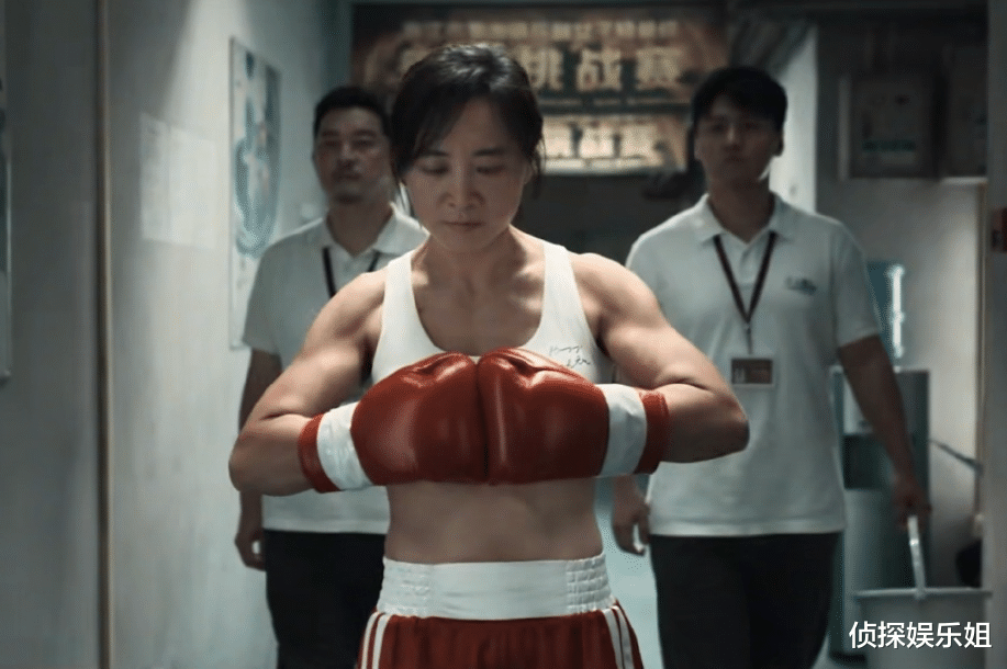 梦幻同框!吴彦祖晒与贾玲自拍合照,女方太开心笑出满脸褶子