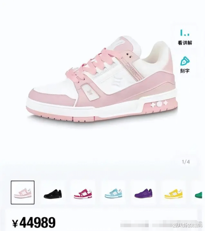 网友五一日本偶遇王思聪,脚踏4万战靴与两名美女逛街,真潇洒