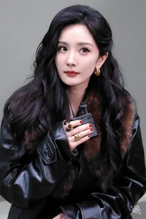 杨幂身穿黑色长裙曲线迷人 手拿光缆搭肩气场强大