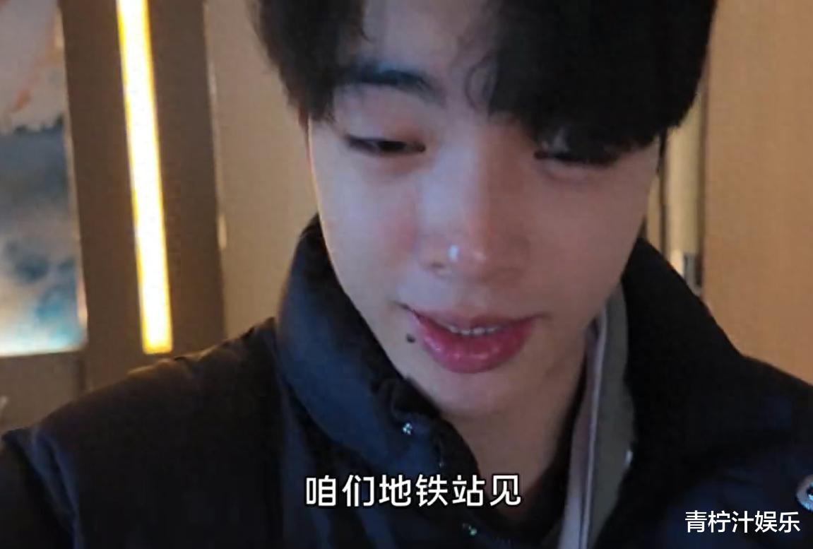 王中磊18岁儿子第一次坐纽约地铁去上学，叹：国外真实的地铁脏