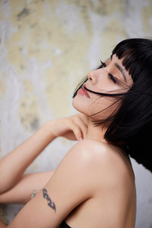 蔡依林星闪抹胸皮裙干练酷飒