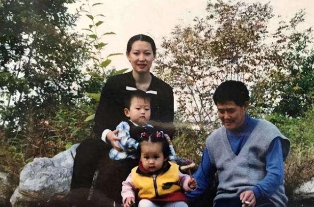 她是赵本山抛弃的妻子，沦为洗碗工月入150元到翻盘成百万富翁