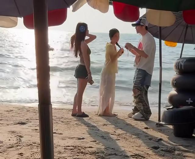 钟丽缇一家泰国度假，张伦硕海边直播给女儿拍照，跟亲爸爸没区别