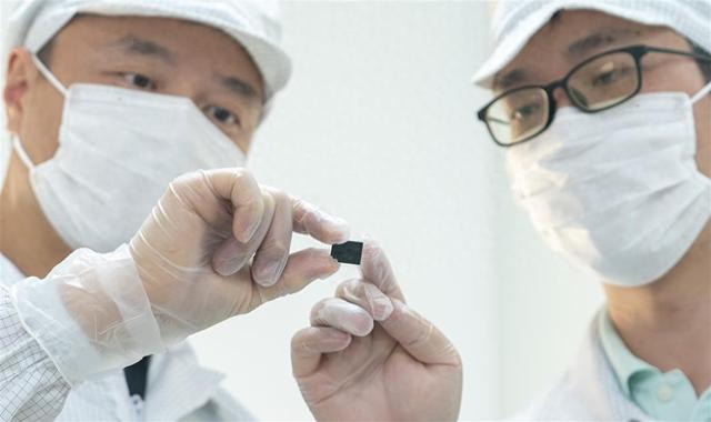 国产最大容量新型存储器芯片在光谷面世 存一部10GB高清电影仅需1秒