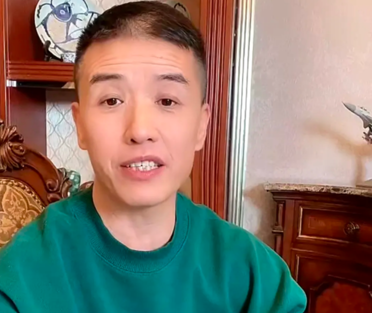 关小平女儿大婚,亲家公身份高贵不便出席,亲家母戴墨镜上台致辞