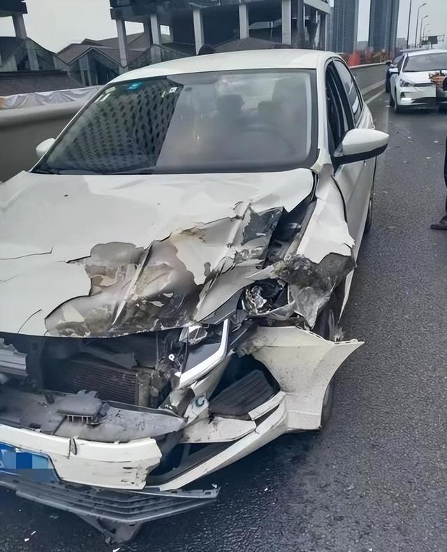 牧马人不满奥迪超车，120码撞击对方，一家三口脑浆崩裂惨死路边