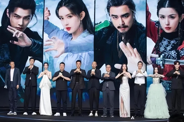 新《射雕》首播！周一围肿了，高伟光帅了，却被黄药师老婆惊艳了