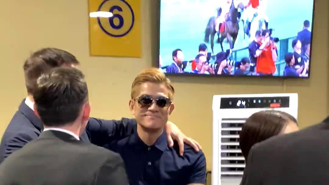 郭富城因没穿西装被拦在门口，情绪稳定没发火，路人争相为其脱衣