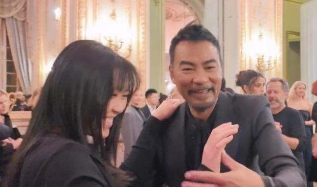 任达华带女儿出席舞会,女儿被评为最美星二代,他的回应让人敬佩