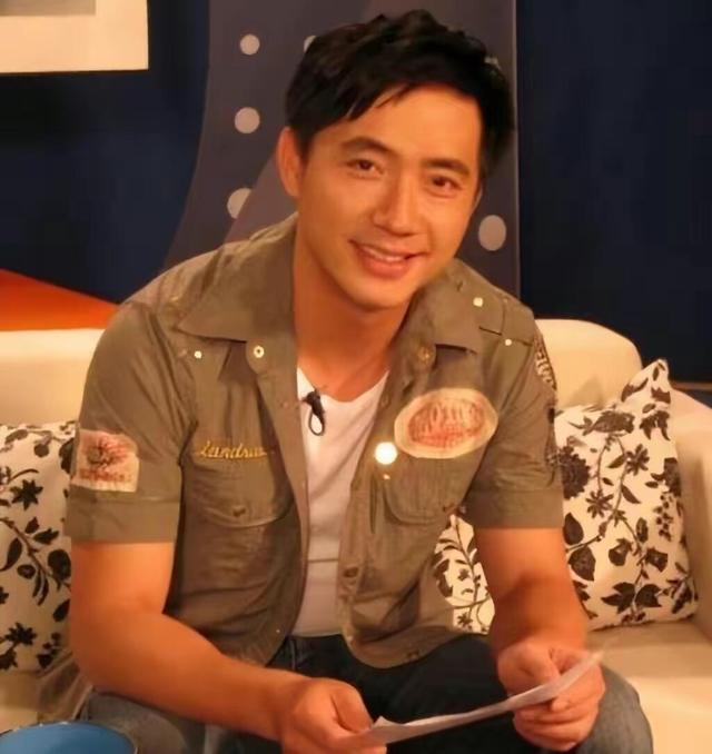 52岁“康祈耀”老蚌生珠,现实中他早已儿女双全,儿子今年已24岁