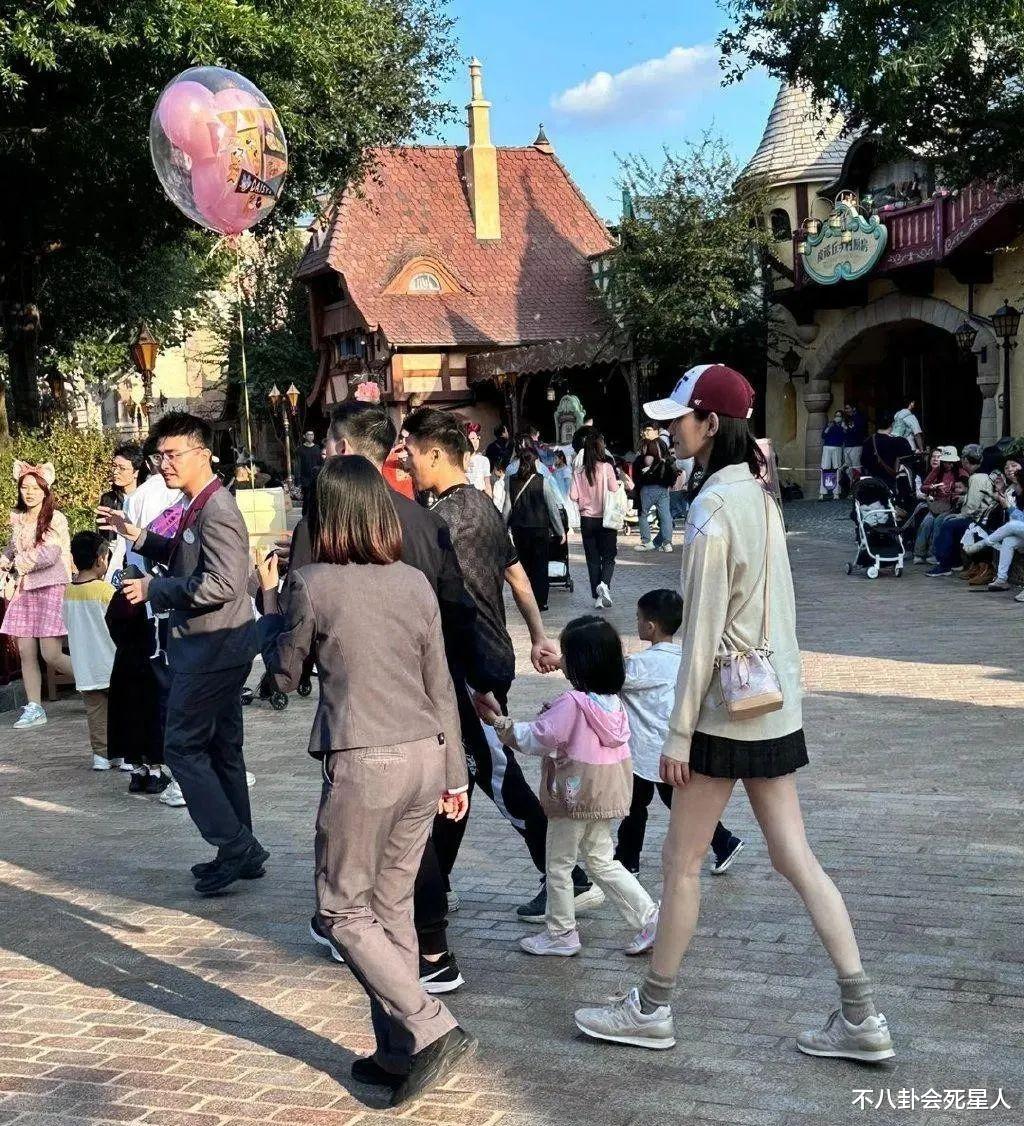 看了霍启刚弟弟和赌王女儿晒的照片,才明白霍家和普通豪门的区别