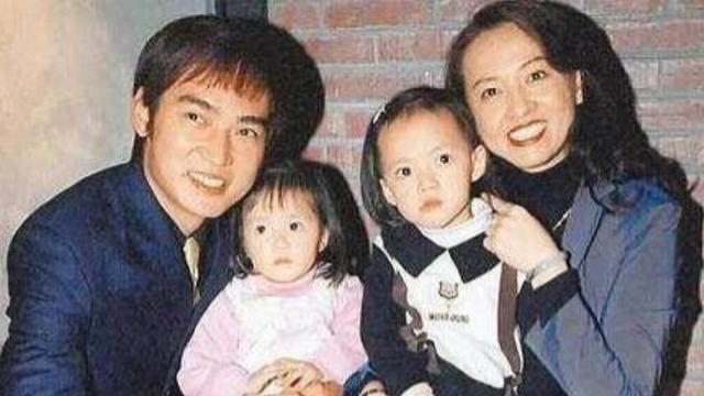 57岁焦恩俊地中海戴假发,走穴赚钱养俩女儿,身材倒是依旧能打