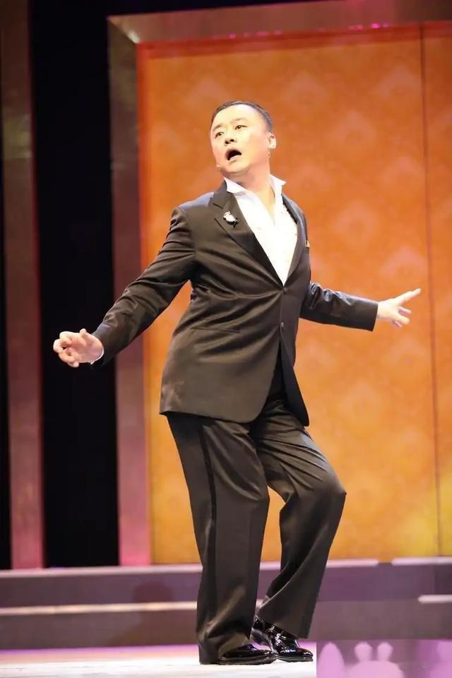 主持人周立波：三婚二离，娶了胡洁后，现在的报应全都来了