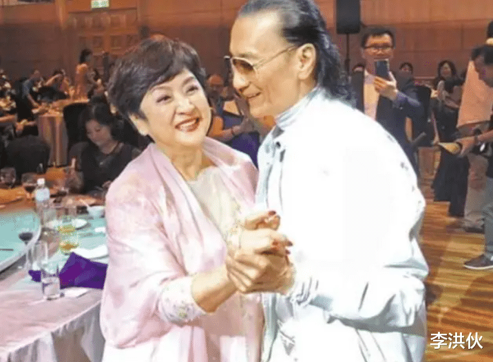 谢贤才是赢家,离婚后不仅能与前妻保持亲昵,两位前任也亲如姐妹