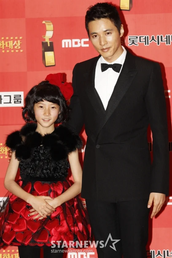 元斌前往金赛纶灵堂吊唁,“大叔”不停擦拭眼泪