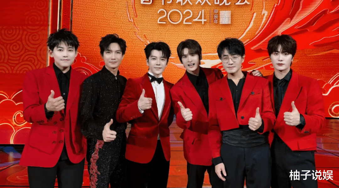 两位男星当众接吻?网友:太辣眼