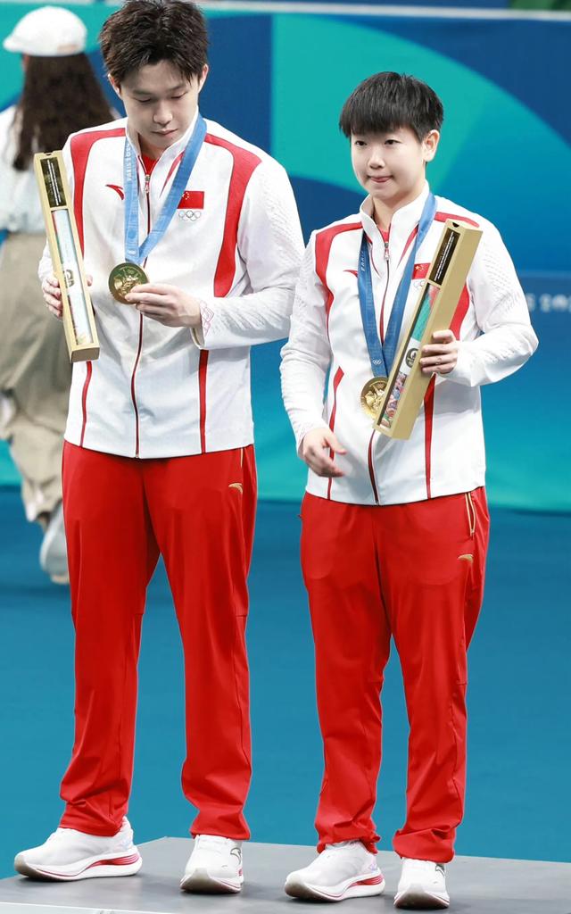 太低调！孙颖莎回北京一个人理发，照镜子摆弄很臭美，裤子引热议