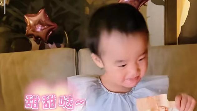 李亚鹏幼女满2岁，夏夏大口吃蛋糕萌态百出，越长越像爸爸超可爱