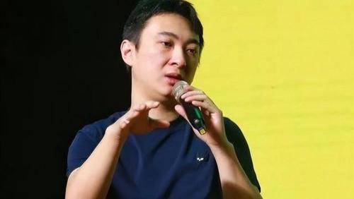 王思聪“炮轰”黄一鸣，称没碰过黄一鸣：别说睡觉，排队都轮不上