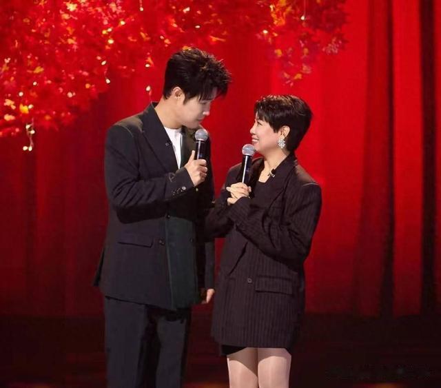 小沈阳夫妇俩颜值大涨，同染黄发好似情侣发型，现场表白让人羡慕