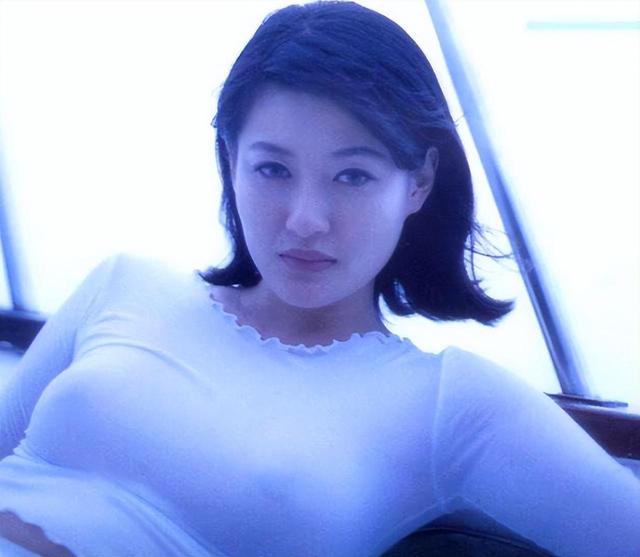 陈宝莲跳楼身亡21年,儿子被王菲经纪人收养,模样酷似干爹黄任中