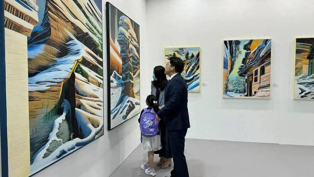 霍启刚郭晶晶带二女儿看画展，霍中妍长高很多，知书达理有气质
