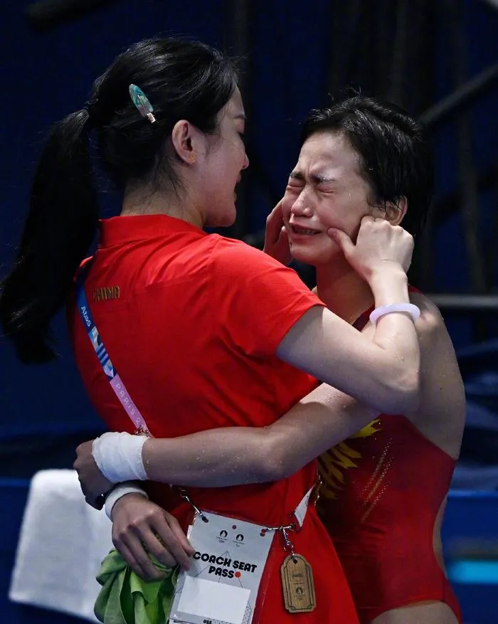 中国跳水队取得胜利后,郭晶晶婉拒陈若琳的拥抱,真相让人感动