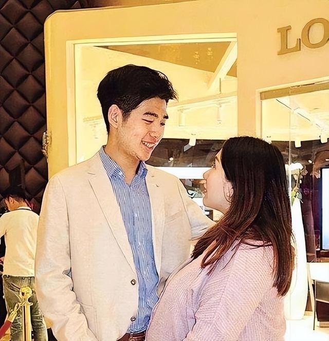 赌王女儿何超盈:下嫁小8岁东北小伙,倒贴14亿嫁妆,现怎样?