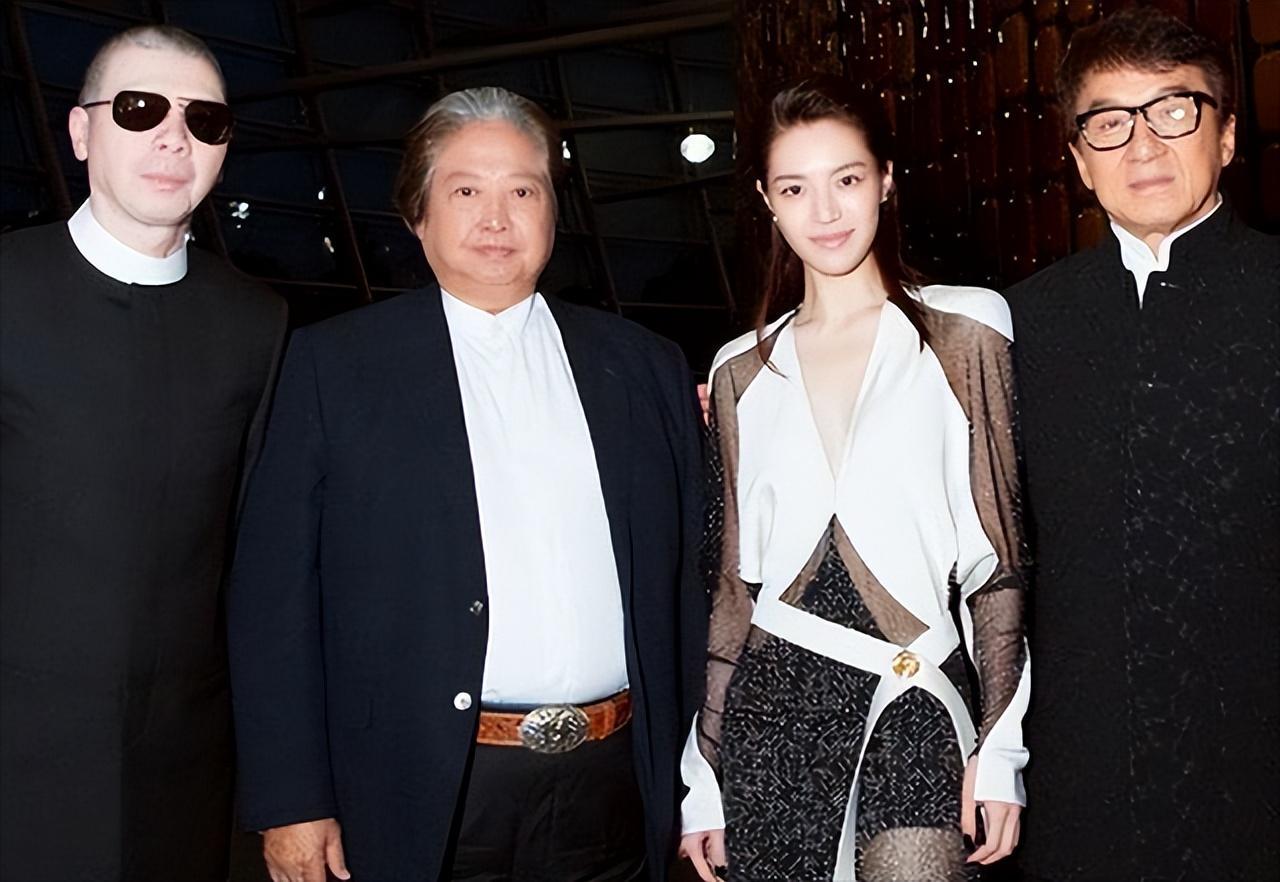 成龙“魔咒”有多“神”,抱过的女星难脱单,代言的品牌也都倒闭