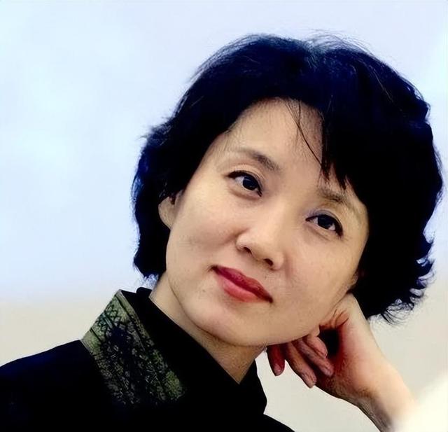 61岁李修平再度现身,素颜圆脸年轻贵气,气质优雅不输当年