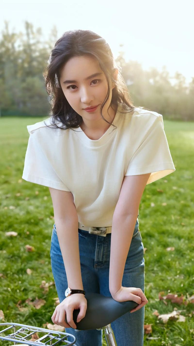 刘亦菲泰国机场惊艳购物，颜值爆表不惧东南亚危险！她胆子足够大