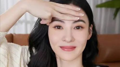 半年未营业的张柏芝，现身香港街头，腰间赘肉与纹身，被夸太真实