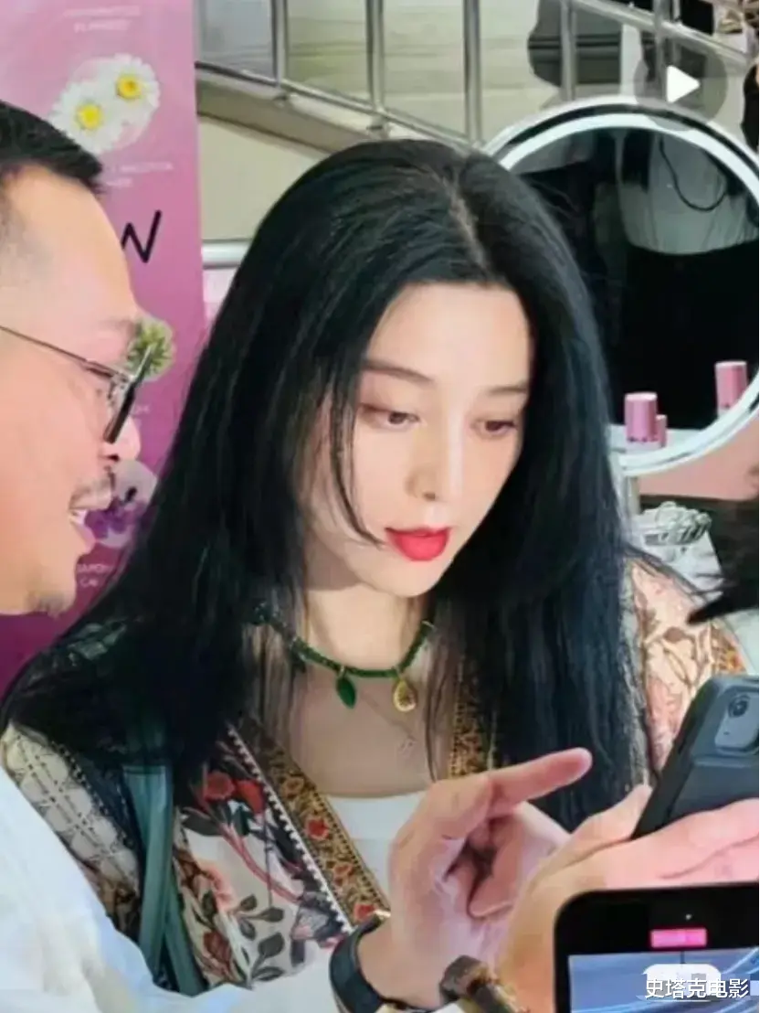 国外偶遇43岁范冰冰,在人群中「美得有壁」,但现状看着有点心酸