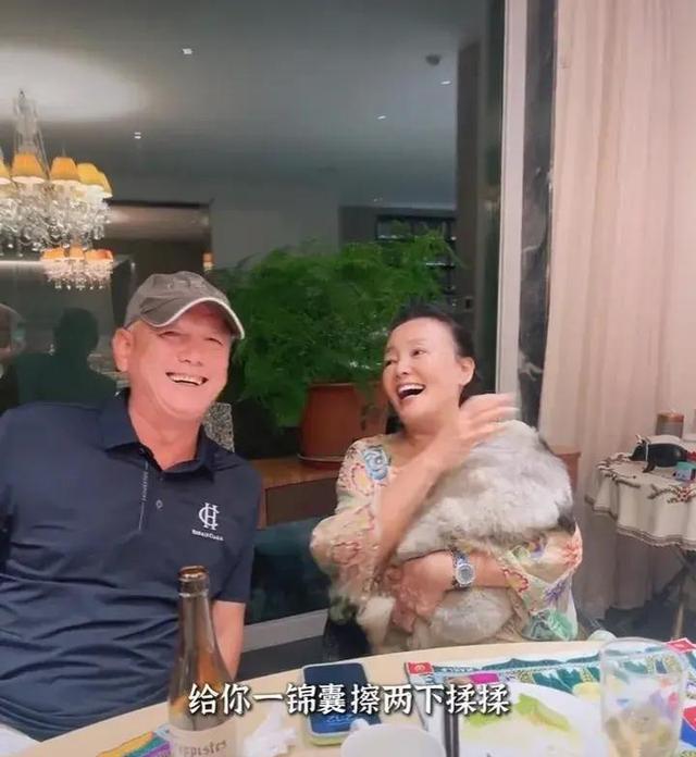 汪小菲跟小梅去看张兰腿伤,闪大爷也来了,小菲调侃赶紧揉揉