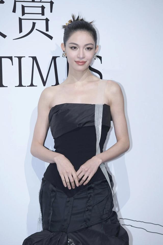 阿那亚红毯：张梓琳像领导、董洁的扇子比造型美、杨幂惊艳压轴