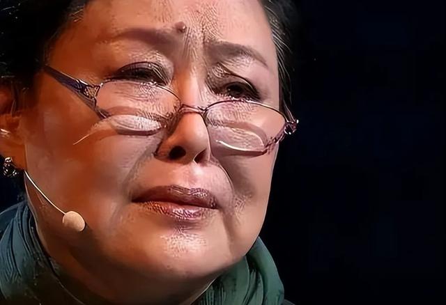 她74岁被除名国家一级演员,儿子入狱、老公去世,直言:不后悔