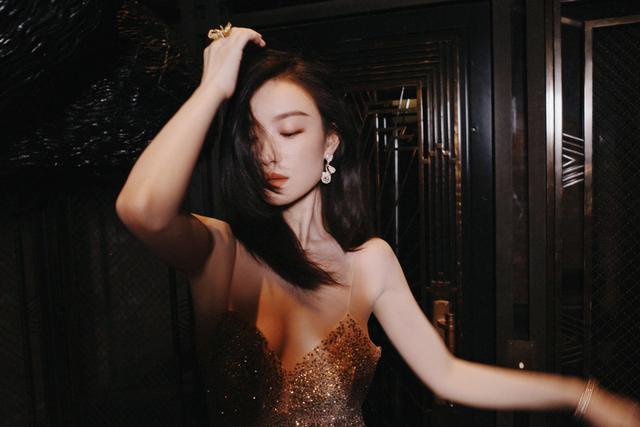 倪妮太美了，穿金色流苏吊带裙，倾国倾城，美呆了
