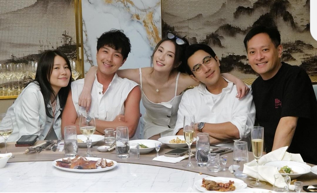 无惧女友吃醋?49岁刘恺威为TVB视后林夏薇庆生,与女方互相依偎太亲密