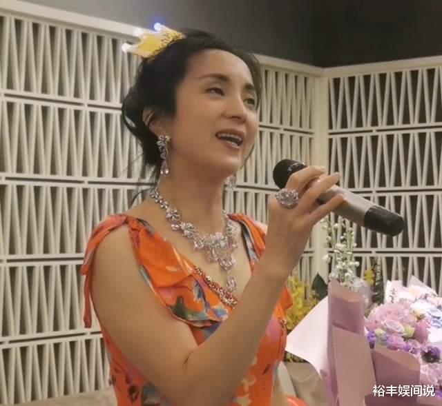 汤灿49岁生日忘情高歌！穿花裙模样大变尽显妩媚，浑身珠宝好富贵