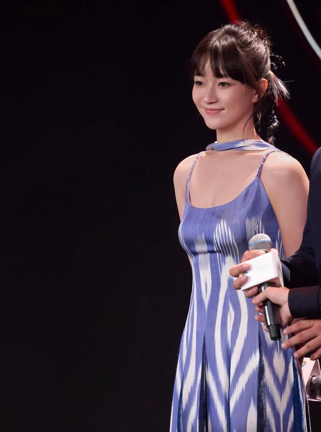 一直短发像假小子的焦俊艳留起长发,穿起裙子,原来这么女人