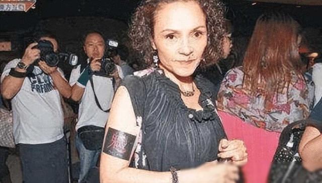 张柏芝妈妈戴莎莉:50岁还演三级片,曾大骂谢霆锋全家人都是戏
