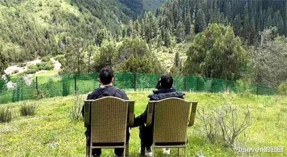 李连杰与妻女近照曝光,和利智太恩爱,手牵手在4000米高山上冥想