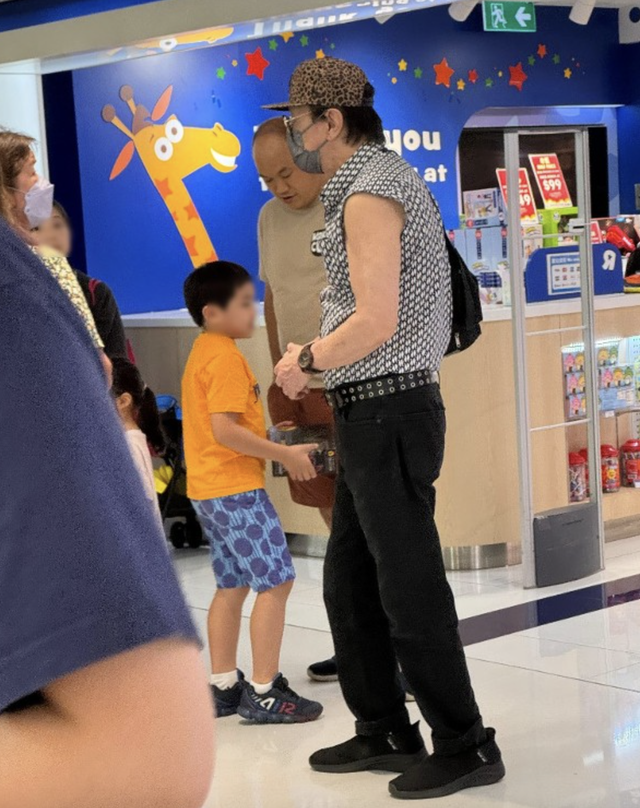 许冠杰庆祝76岁生日,三代同堂外出吃饭,混血双胞胎孙子长发披肩