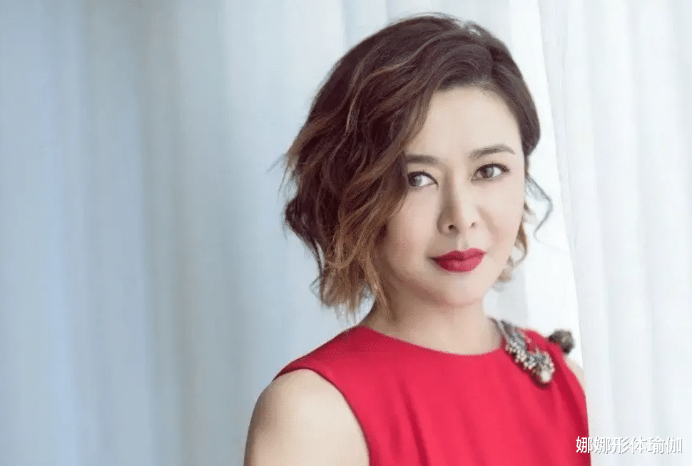 62岁关之琳走机场，连素颜都这么漂亮，穿花衣裳年轻的都快认不出！