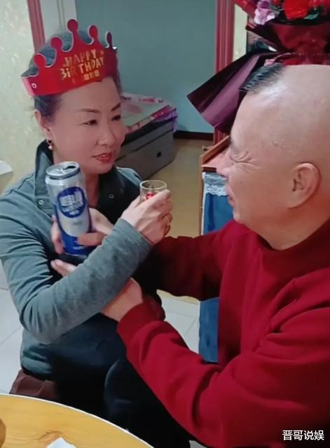 祝贺!66岁乡村爱情“老严头”唐军大婚,称呼妻子老宝贝,原配去世仅1年多