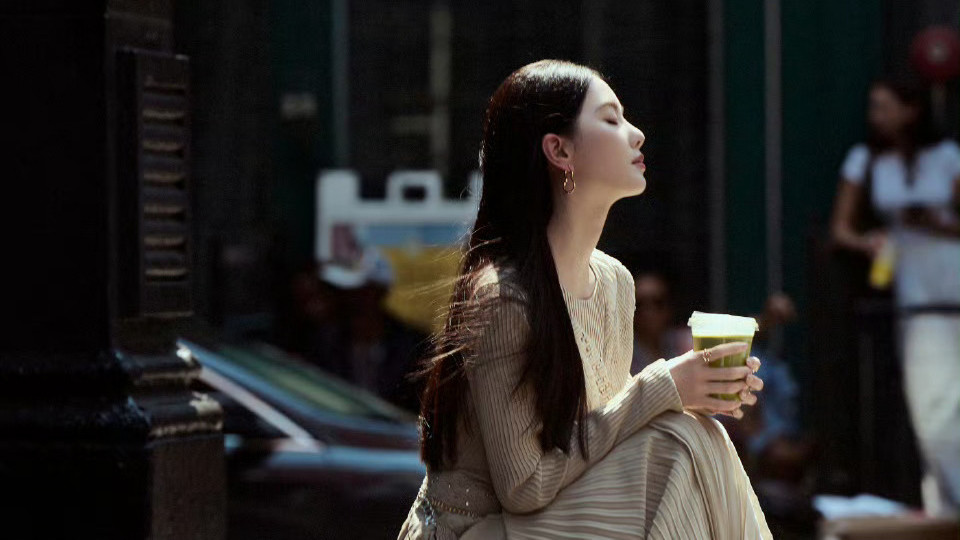 刘诗诗纽约街拍美上热搜，素色长裙尽显优雅，这状态不进组可惜了