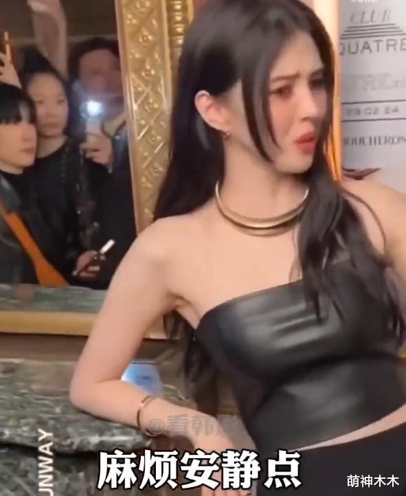 韩星韩素希当众举止异常,五官不受控表情怪异,被质疑精神不正常